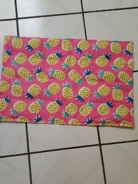 Like new "Unique Petz" pink pineapple print cooling pad